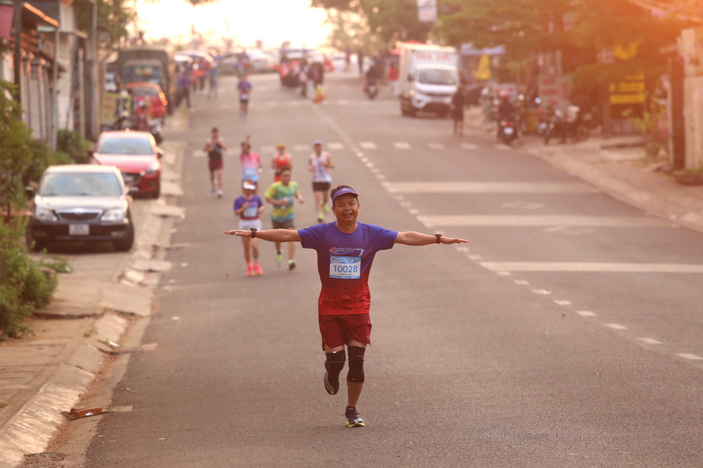 Phó Chủ tịch UBND tỉnh Nguyễn Hữu Quế tham gia cự ly 10 km tại giải. Ảnh: Văn Ngọc pho-chu-tich-ubnd-tinh-nguyen-huu-que-tham-gia-cu-ly-10-km-tai-giai-anh-van-ngoc.jpg