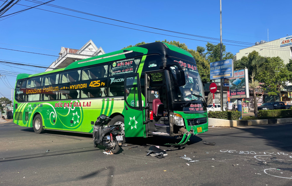 cu-va-cham-manh-khien-chi-hai-khong-qua-khoi-anh-van-ngoc.jpg