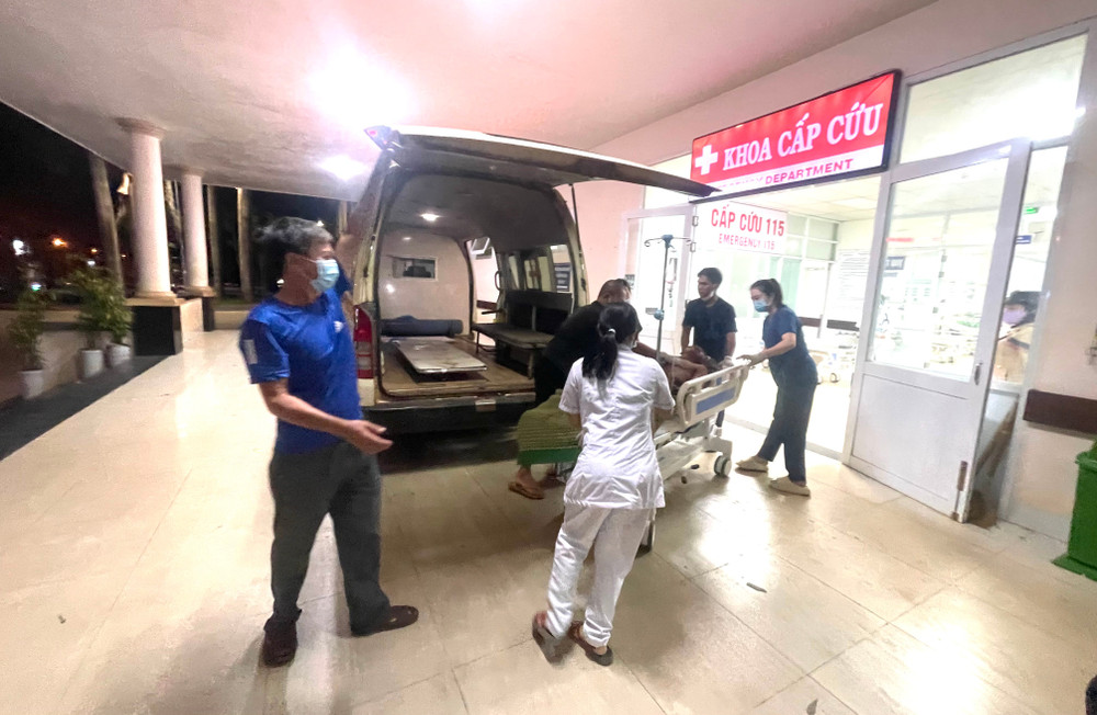Nạn nhân bị thương được đưa đi cấp cứu ở Bệnh viện Đa khoa tỉnh. Ảnh: Văn Ngọc nan-nhan-bi-thuong-duoc-dua-di-cap-cuu-o-benh-vien-da-khoa-tinh-anh-van-ngoc.jpg