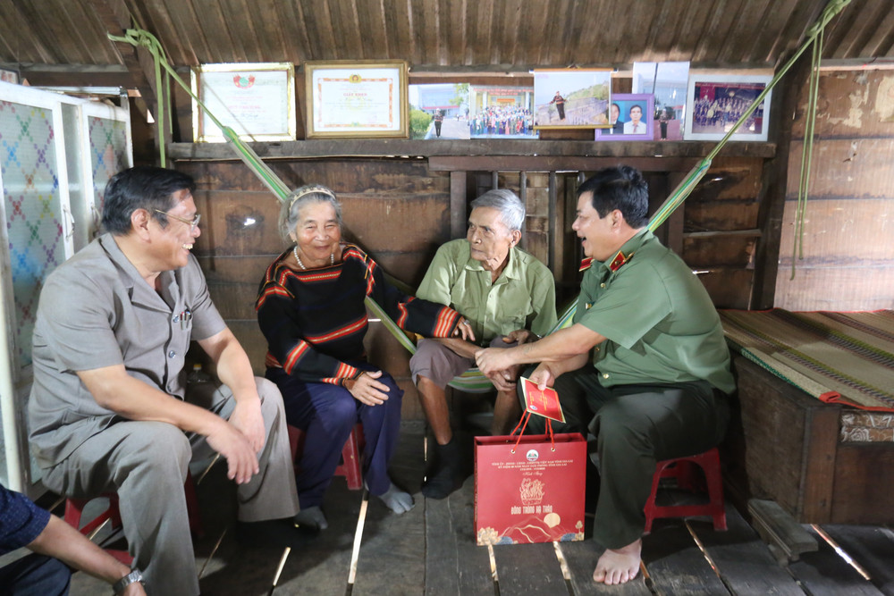 Đoàn đến thăm hỏi sức khỏe và tặng quà cho gia đình bà Ksor H'Lang ở thị trấn Phú Túc. Ảnh: Văn Ngọc doan-den-tham-hoi-suc-khoe-va-tang-qua-cho-gia-dinh-ba-ksor-hlang-o-thi-tran-phu-tuc-anh-van-ngoc.jpg