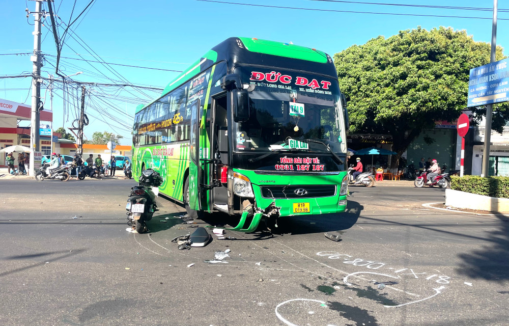 Hiện trường vụ tai nạn giao thông nghiêm trọng khiến chị H. tử vong. Ảnh: Văn Ngọc hien-truong-vu-tai-nan-giao-thong-nghiem-trong-khien-chi-h-tu-vong-anh-van-ngoc.jpg