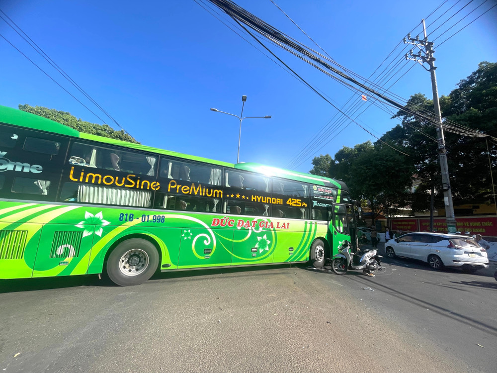 Vụ tai nạn khiến giao thông trên đường Phạm Văn Đồng bị cản trở một phần. Ảnh: Văn Ngọc vu-tai-nan-khien-giao-thong-tren-duong-pham-van-dong-bi-can-tro-mot-phan-anh-van-ngoc.jpg
