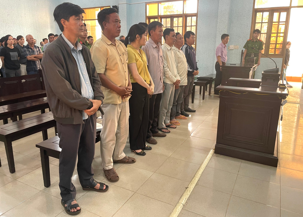 7 bị cáo có mặt ở phiên tòa sáng 17-3. Ảnh: Văn Ngọc 7-bi-cao-co-mat-o-phien-toa-sang-17-3-anh-van-ngoc.jpg