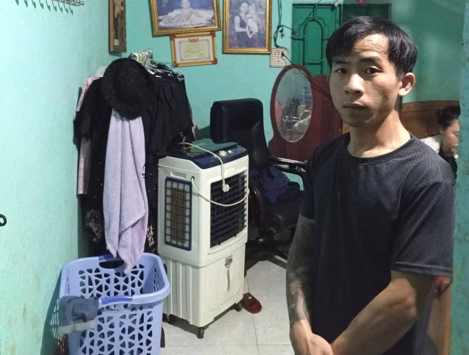 Đối tượng Lộc bị bắt giữ tại nhà riêng. Ảnh: Duy Hải doi-tuong-loc-bi-bat-giu-tai-nha-rieng-anh-duy-hai.jpg