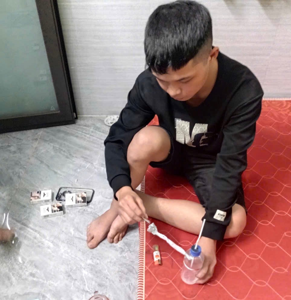 Đối tượng Thịnh bị bắt giữ cùng dụng cụ sử dụng ma túy đá. Ảnh: Duy Hải doi-tuong-thinh-bi-bat-giu-cung-dung-cu-su-dung-ma-tuy-da-anh-duy-hai.jpg