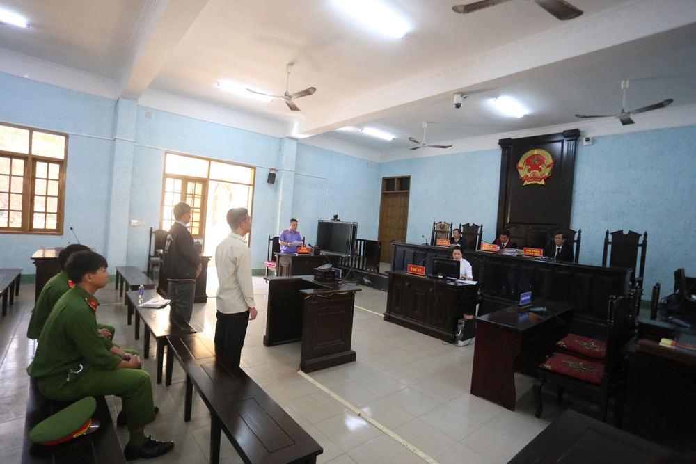Phiên tòa xét xử sơ thẩm 2 bị cáo về tội "Nhận hối lộ" và "Đưa hối lộ". Ảnh: Văn Ngọc phien-toa-xet-xu-so-tham-2-bi-cao-ve-toi-nhan-hoi-lo-va-dua-hoi-lo-anh-van-ngoc.jpg