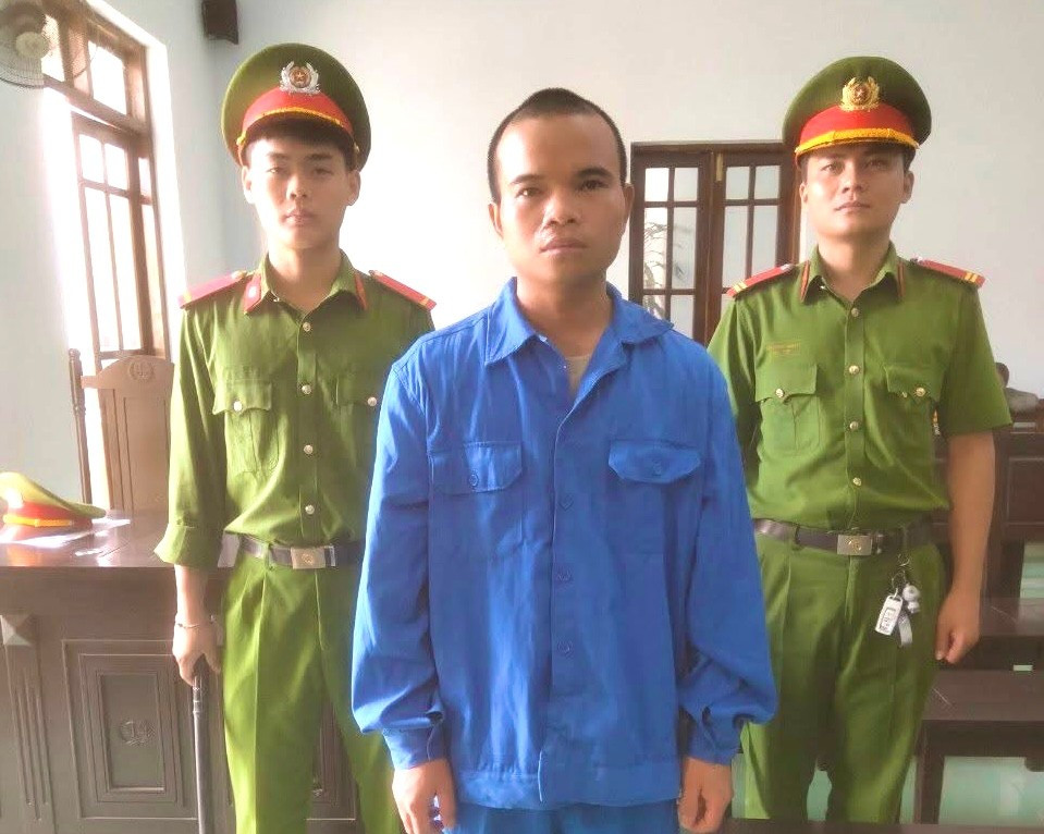 Đối tượng Kây (giữa) bị tuyên phạt 3 năm tù. Ảnh: Chí Thành doi-tuong-kay-giua-bi-tuyen-phat-3-nam-tu-anh-chi-thanh.jpg