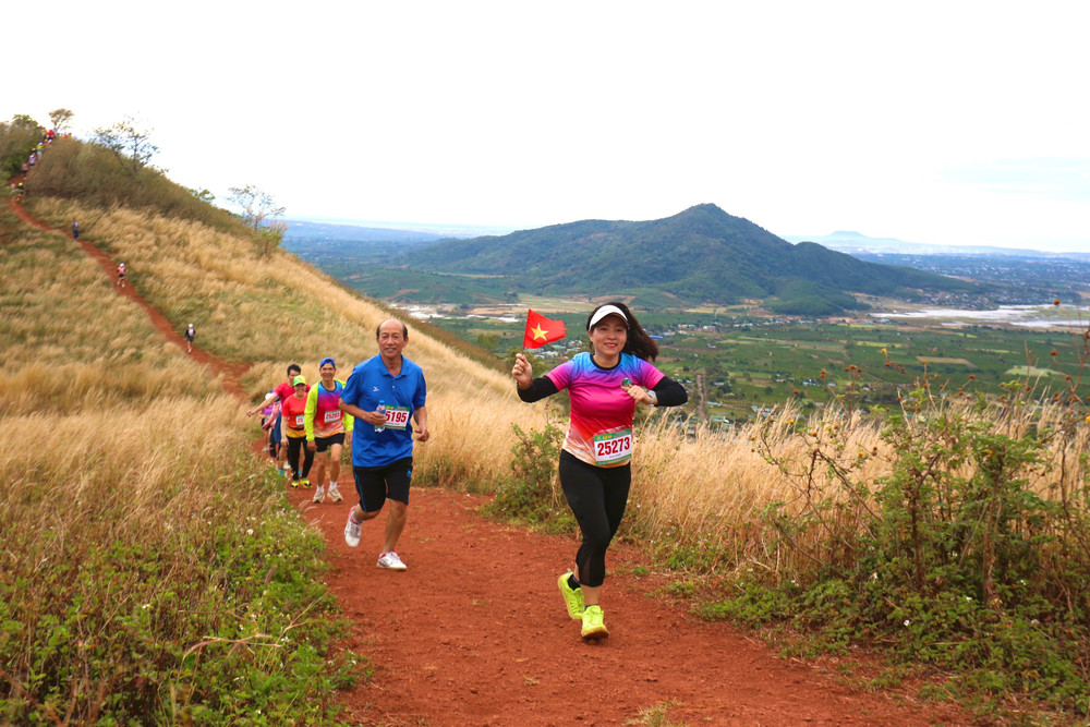 Tình yêu Tổ quốc được các runner thể hiện trên đường chạy. Ảnh: Văn Ngọc tinh-yeu-to-quoc-duoc-cac-runner-the-hien-tren-duong-chay-anh-van-ngoc.jpg