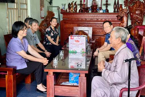 Phó Chủ tịch UBND tỉnh Nguyễn Thị Thanh Lịch thăm, tặng quà các gia đình chính sách