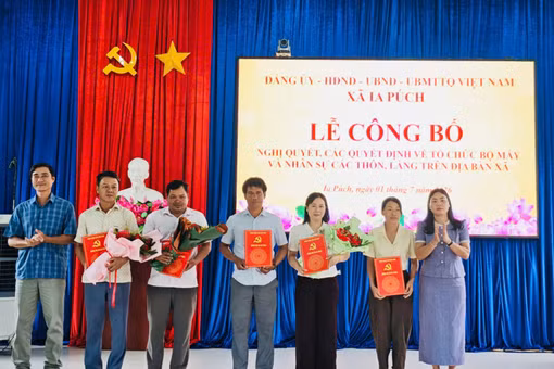 Ia Púch công bố nghị quyết, quyết định về sắp xếp tổ chức bộ máy và nhân sự