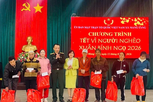 Xã Mang Yang trao 307 phần quà trong chương trình “Tết vì người nghèo - Xuân Bính Ngọ”