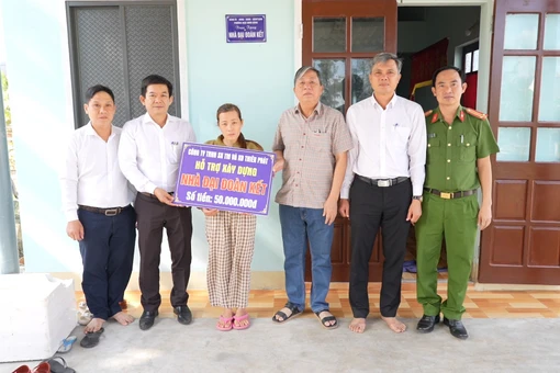 Gia Lai: Trao tiền hỗ trợ xây dựng nhà ở cho gia đình ngư dân mất tích