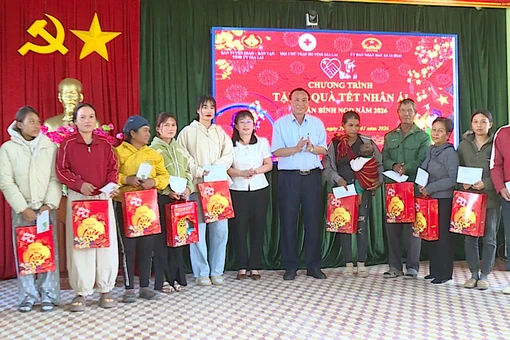 Tặng quà Tết cho người dân khó khăn và bệnh nhân nghèo tại các xã khu vực Tây Gia Lai
