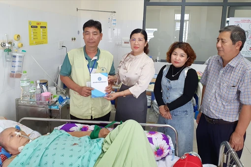 Gia Lai: Tặng quà Tết, thẻ bảo hiểm y tế cho người dân nghèo, khó khăn