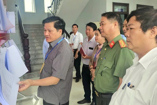 Phó Chủ tịch Thường trực HĐND tỉnh Trương Văn Đạt kiểm tra công tác bầu cử