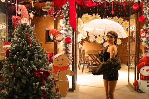 Góc Giáng sinh tại quán Ngày Bình Yên thu hút nhiều bạn trẻ. Ảnh: Na