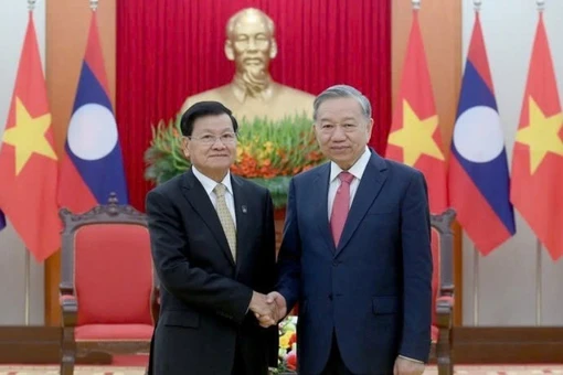Tổng Bí thư Tô Lâm (bìa phải) và Tổng Bí thư, Chủ tịch nước Lào Thongloun Sisoulith.