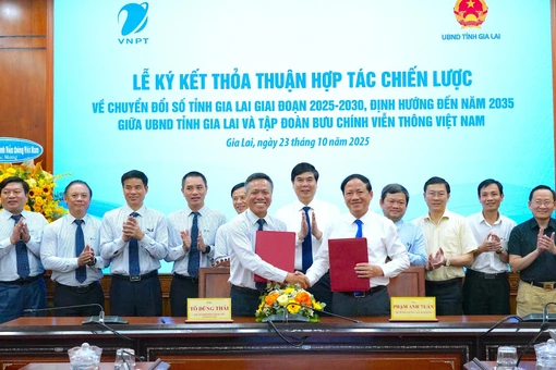 Lãnh đạo UBND tỉnh Gia Lai và VNPT cùng trao bản thỏa thuận hợp tác chiến lược về chuyển đổi số. Ảnh: N.H
