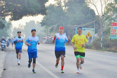 Rộn ràng cung đường chạy vì bình yên biên giới 