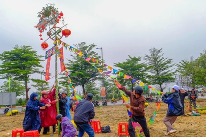 Mỗi cây nêu dựng lên không chỉ góp sắc xuân mới, mà còn mang ý nghĩa bảo tồn mỹ tục truyền thống của dân tộc. Ảnh: Ngọc Nhuận