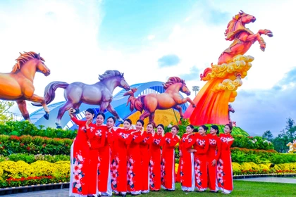 Cụm linh vật năm Bính Ngọ 2026 tại Quảng trường Nguyễn Tất Thành trở thành điểm nhấn nghệ thuật thu hút người dân và du khách du xuân. Ảnh: Đoan Ngọc 