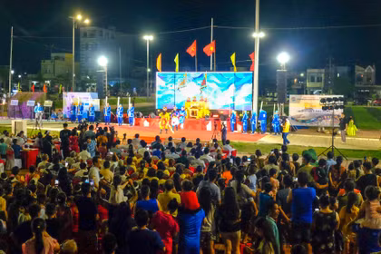 Đông đảo người dân và du khách tham dự lễ khai mạc Lễ hội Du lịch phường Quy Nhơn Đông lần thứ I năm 2026. Ảnh: Đoan Ngọc