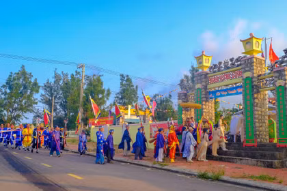 Lễ cúng thanh minh gắn với Giỗ Tổ Hùng Vương tại đình làng Hưng Lương (làng biển Nhơn Lý, phường Quy Nhơn Đông). Ảnh: Ngọc Nhuận