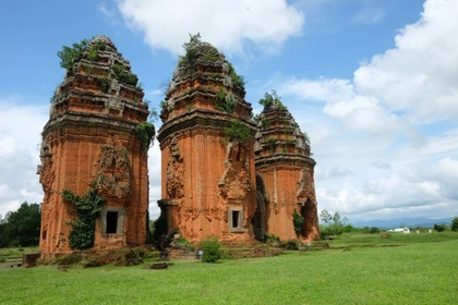 Di tích quốc gia đặc biệt tháp Dương Long. Ảnh: Ngọc Nhuận