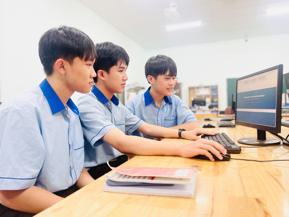 Học sinh Trường THPT Chi Lăng (TP. Pleiku) tham gia Kỳ thi Olympic Tin học miền Trung-Tây Nguyên lần thứ VI năm 2025. Ảnh: T.D 17ff10a3d76b66353f7a.jpg