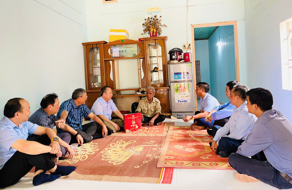 Phó Bí thư Thường trực Tỉnh ủy mong muốn các gia đình tiếp tục phát huy truyền thống cách mạng, chăm lo phát triển kinh tế, xây dựng quê hương. Ảnh; T.D dinh-bluk.jpg