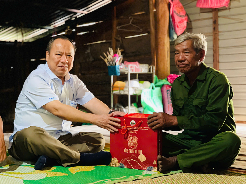 Phó Bí thư Thường trực Tỉnh ủy Châu Ngọc Tuấn (bìa trái) thăm, tặng quà bệnh binh Đinh Văn Klép (làng Đăk Hway, xã Đăk Tơ Pang). Ảnh: T.D dinh-klep.jpg