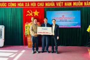  Gia Lai: Tiếp nhận 5 tỷ đồng tài trợ “chương trình xóa nhà tạm, nhà dột nát” và Quỹ “Vì người nghèo” 