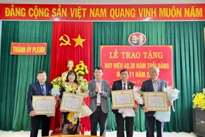 Bí thư Thành ủy Pleiku Trịnh Duy Thuân trao tặng Huy hiệu Đảng cho 6 đảng viên phường Thắng Lợi