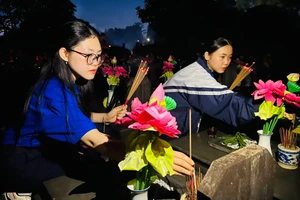 Dâng hương, dâng hoa và thắp nến tri ân tại Nghĩa trang Liệt sĩ tỉnh Gia Lai