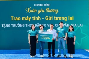 Tặng 15 máy tính và 40 suất học bổng cho Trường Trung học cơ sở Đăk Tơ Ver