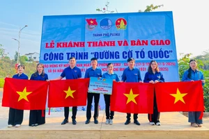 Bí thư Thành Đoàn Pleiku Thái Giang Nam (thứ 4 từ trái sang) trao cờ Tổ quốc cho các Đoàn phường: Hội Thương, Hội Phú, Phù Đổng. Ảnh: M.N