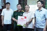 Đại tá Nguyễn Thế Vinh-Chỉ huy trưởng Bộ Chỉ huy Quân sự tỉnh thăm, tặng quà người có công