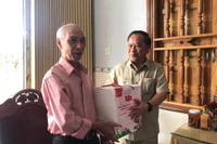 Phó Bí thư Tỉnh ủy, Trưởng đoàn Đại biểu Quốc hội tỉnh Gia Lai Châu Ngọc Tuấn thăm, tặng quà dịp 27-7