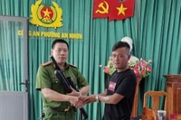 Công an phường An Nhơn vận động người dân nộp súng tự chế