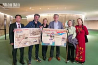 Báo Nhân Dân phát miễn phí khoảng 500.000 bản phụ san đặc biệt tuyên truyền 50 năm thống nhất đất nước 