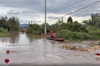 Cứu hộ người dân mắc kẹt lo lũ lên nhanh ở phường Ayun Pa