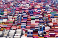 Cảng hàng hóa ở Sơn Đông, Trung Quốc. Ảnh: THX/TTXVN