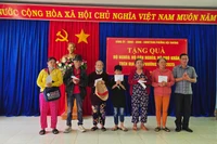 Trao 56 suất quà hỗ trợ các hộ nghèo, hộ khó khăn tại phường Hội Thương