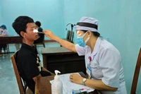 Khám sức khỏe nghĩa vụ quân sự và nghĩa vụ Công an nhân dân cho hơn 1.000 công dân của 7 xã, phường.