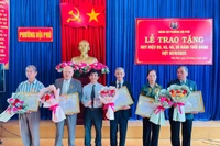 130 đảng viên các phường Pleiku, Thống Nhất và Hội Phú nhận Huy hiệu Đảng đợt 2-9