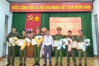 Xã Ia Le: Khen thưởng đột xuất 6 cá nhân trong đấu tranh phòng-chống tội phạm về ma túy