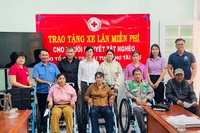 Trao 440 chiếc xe lăn cho người khuyết tật ở khu vực Đông Gia Lai