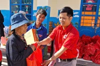 Tặng 200 suất quà cho người nghèo, khó khăn xã Sró