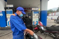Giá xăng ngày 25-9 đồng loạt giảm. Ảnh: P.V