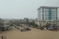 Đoạn đường Điện Biên Phủ trước chung cư Ecolife chìm trong biển nước. Ảnh: P.V